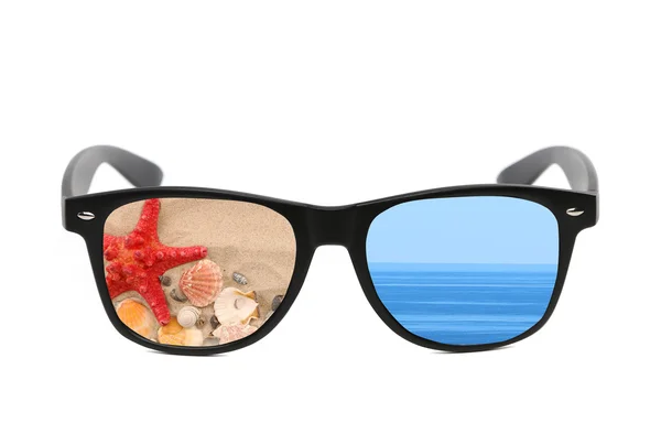 Sonnenbrille mit Strand und Meeresspiegelung. — Stockfoto