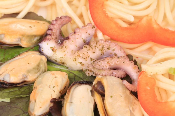 Ensalada de mariscos con espaguetis . —  Fotos de Stock