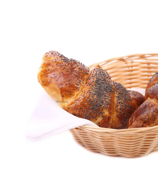 Smakelijke croissants op rieten mand. — Stockfoto