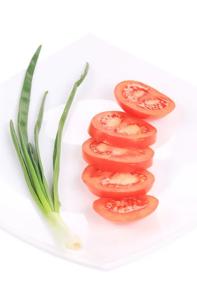 Plasterki pomidora i szczypiorkiem. — Zdjęcie stockowe