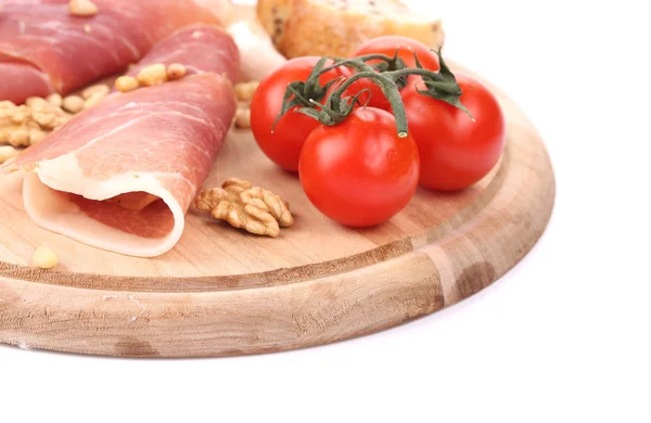 Prosciutto e pomodori sul piatto . — Foto Stock