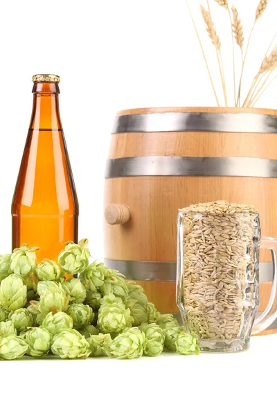 Barrel dan kaca dengan barley hop . — Stok Foto