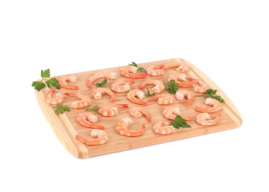 kesme tahtası üzerine haşlanmış karides.