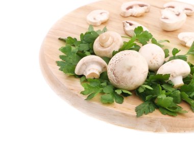 Petrol ve ahşap tabakta maydanoz.