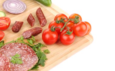 sosis salam ve ahşap tabakta sebze.