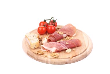 Prosciutto ahşap tabakta domates ile.