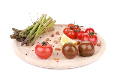 kuşkonmaz ve domates ahşap tahta üzerinde.