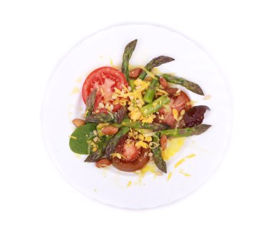 taze kuşkonmaz salatası.