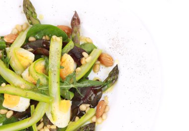 taze kuşkonmaz salatası.