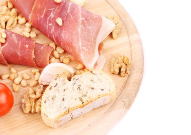 Prosciutto ahşap tabakta domates ile.