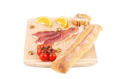 Prosciutto ceviz ve kiraz domates ile.