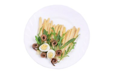 Hamsi ile kuşkonmaz salatası.