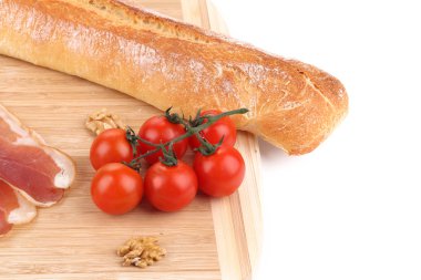 Prosciutto ceviz ve kiraz domates ile.