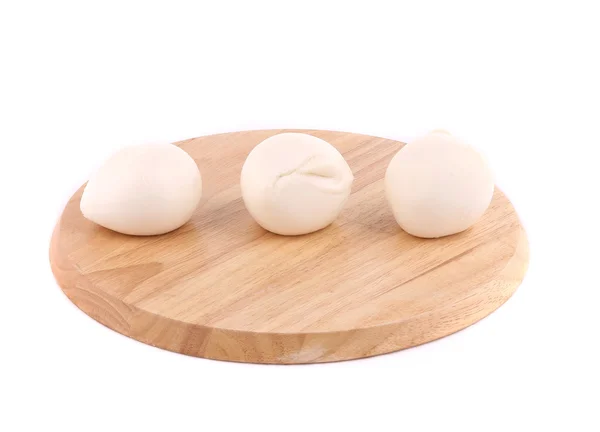 Verse mozzarella op houten schotel. — Stockfoto