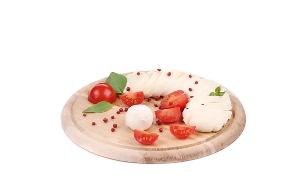 Mozzarella fresca y tomates en bandeja . — Foto de Stock