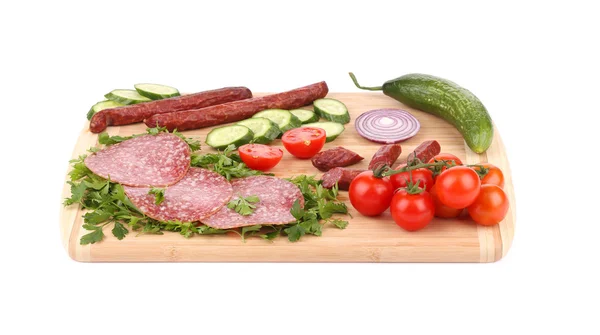 Salame di salsiccia e verdure su piatto di legno . — Foto Stock