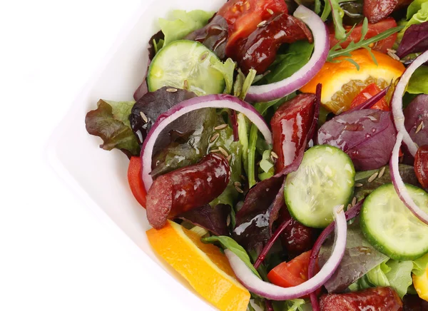 Salat mit Würstchen. — Stockfoto