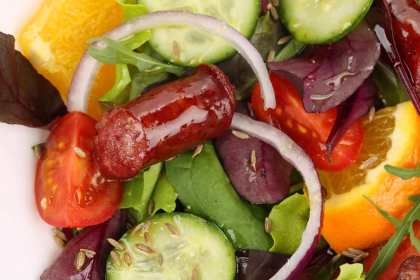 Salat mit Würstchen. Makro. — Stockfoto