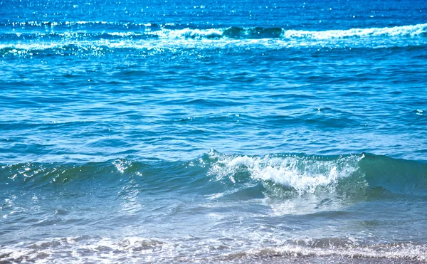 Solfylte bølger på havet . – stockfoto