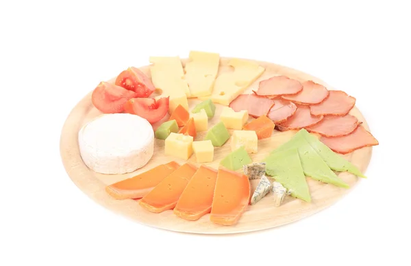Piatto di formaggio su piatto di legno . — Foto Stock