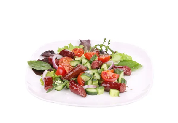 Frischer Salat mit Wurst. — Stockfoto