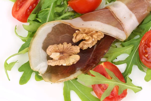 Salat mit Rucola und Schinken. — Stockfoto