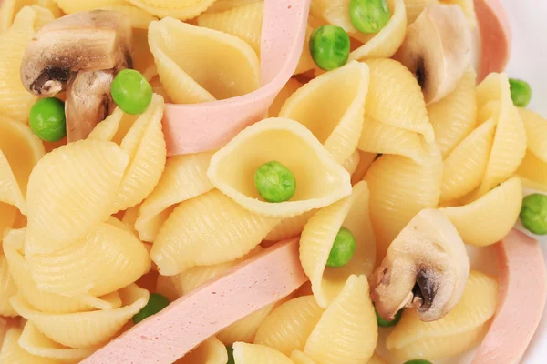 Conchas de pasta con verduras en plato blanco . — Foto de Stock