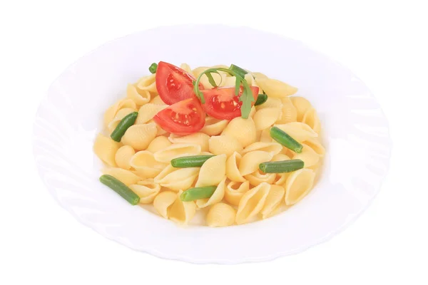 Conchas de pasta con verduras en plato blanco . — Foto de Stock