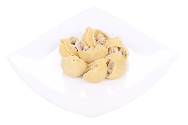 Pasta schelpen gevuld met champignons. — Stockfoto