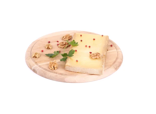 Sýr na dřevěný talíř s ořechy. — Stock fotografie