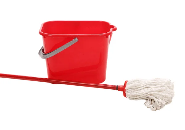Κόκκινο κουβά με τον καθαρισμό σφουγγαρίστρα. — Φωτογραφία Αρχείου