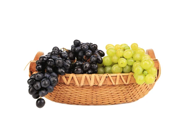 Green and black grapes in basket. — Stock Photo, Image