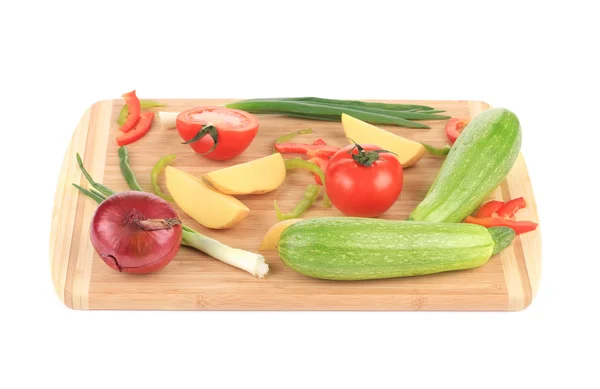 新鲜蔬菜在菜板上. — 图库照片