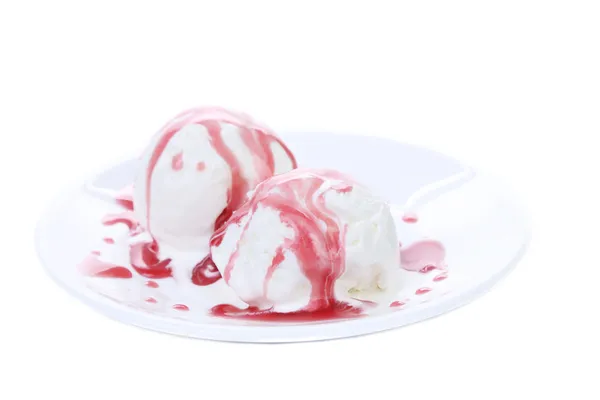 Glace blanche et sirop rouge sur une assiette . — Photo