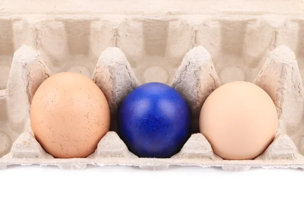 Cardboard egg box with easter eggs. — Stock Photo, Image