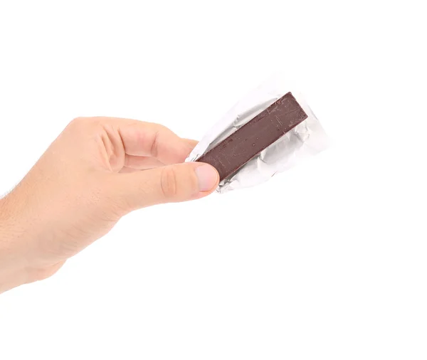 Hand hält vereitelten dunklen Schokoladenriegel. — Stockfoto