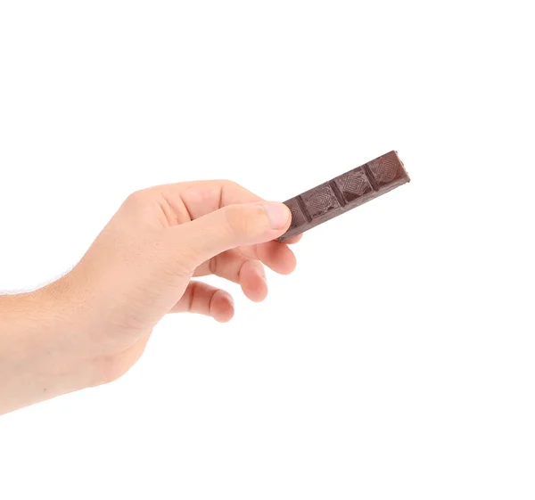 Ruka držící fóliované tmavé čokolády. — Stock fotografie