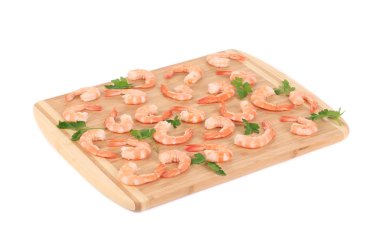 kesme tahtası üzerine haşlanmış karides.