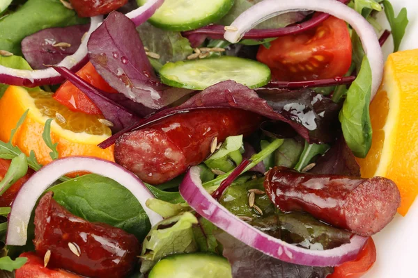 Salat mit Würstchen. — Stockfoto