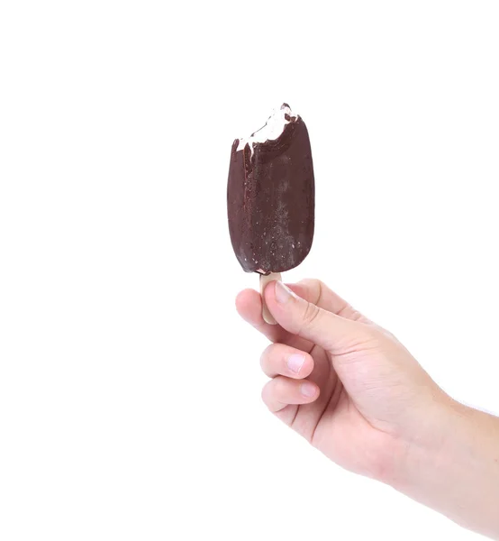 Main tient mordu crème glacée sur bâton . — Photo