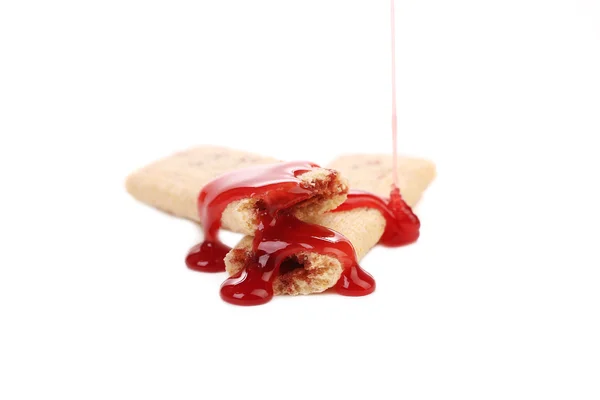 Печенье с джемом и красным сиропом . — стоковое фото