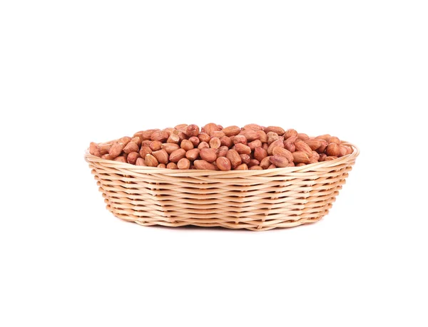 Voller Korb mit Erdnüssen. — Stockfoto