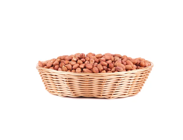 Cesta completa con cacahuetes . — Foto de Stock