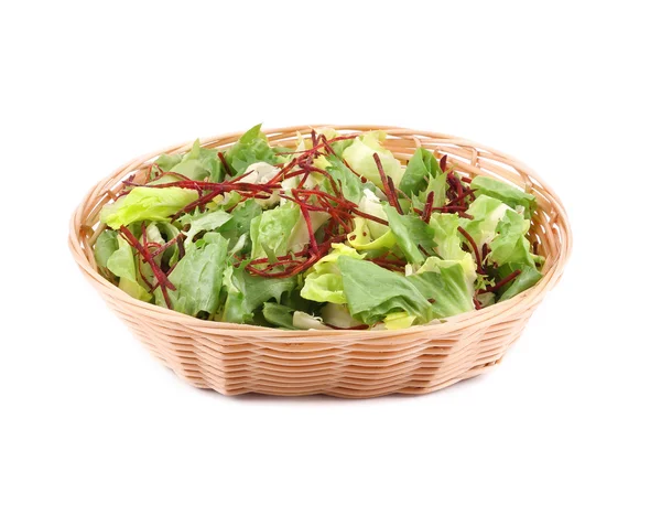 Listy salátu a řepy v košíku. — Stock fotografie