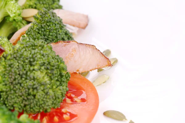 Broccoli salad with pumpkin seeds and tomatoes. — Stock Photo, Image