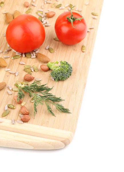 Légumes avec noix sur plateau en bois . — Photo