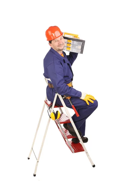 Werknemer op ladder met toolbox. — Stockfoto