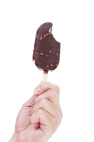 Mano tiene gelato al cioccolato . — Foto Stock