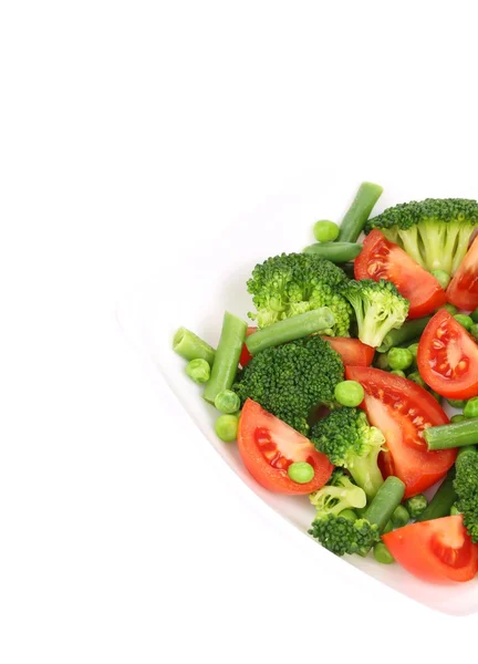 Ensalada de brócoli con tomates y guisantes verdes . — Foto de Stock