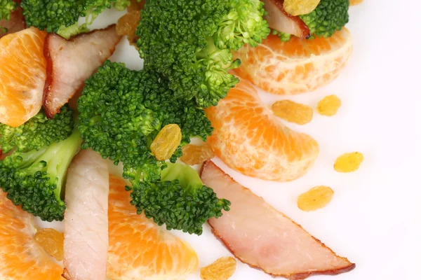 Brokkoli saláta füstölt sonka, narancs. — Stock Fotó